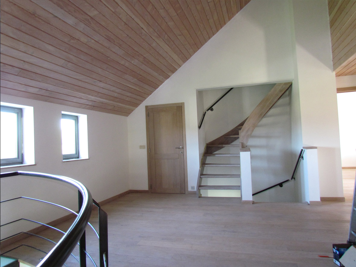 Plancher, porte, escalier et toit en bois