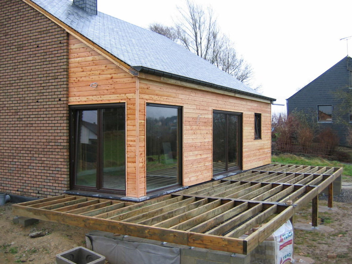 Nouvelle maison Robinet, Murs et châssis en bois. Construction de la terrasse en bois.