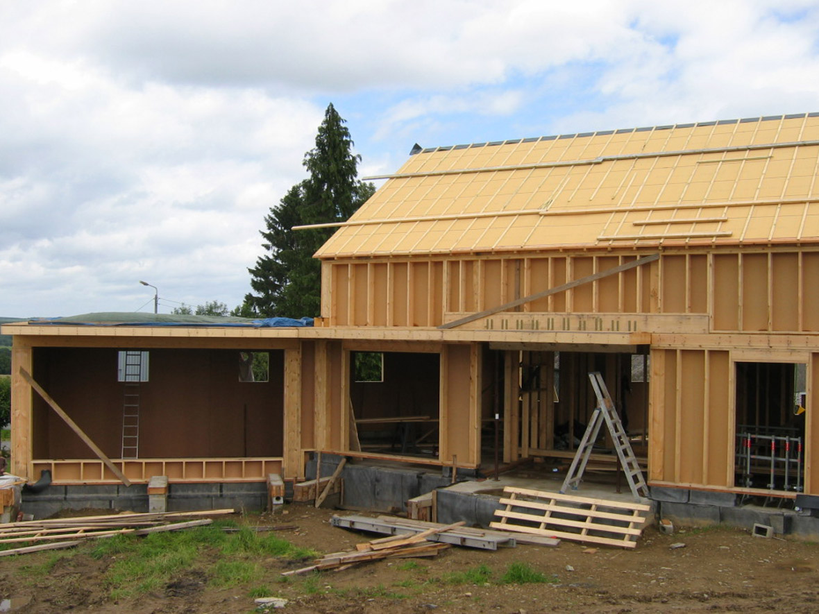 Maison à ossature en bois en construction