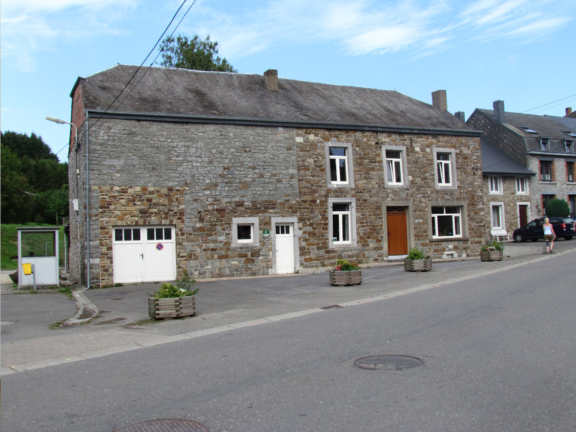 Nouvelles fenêtres et nouvelles portes en bois sur une ancienne maison en pierre par Robinet