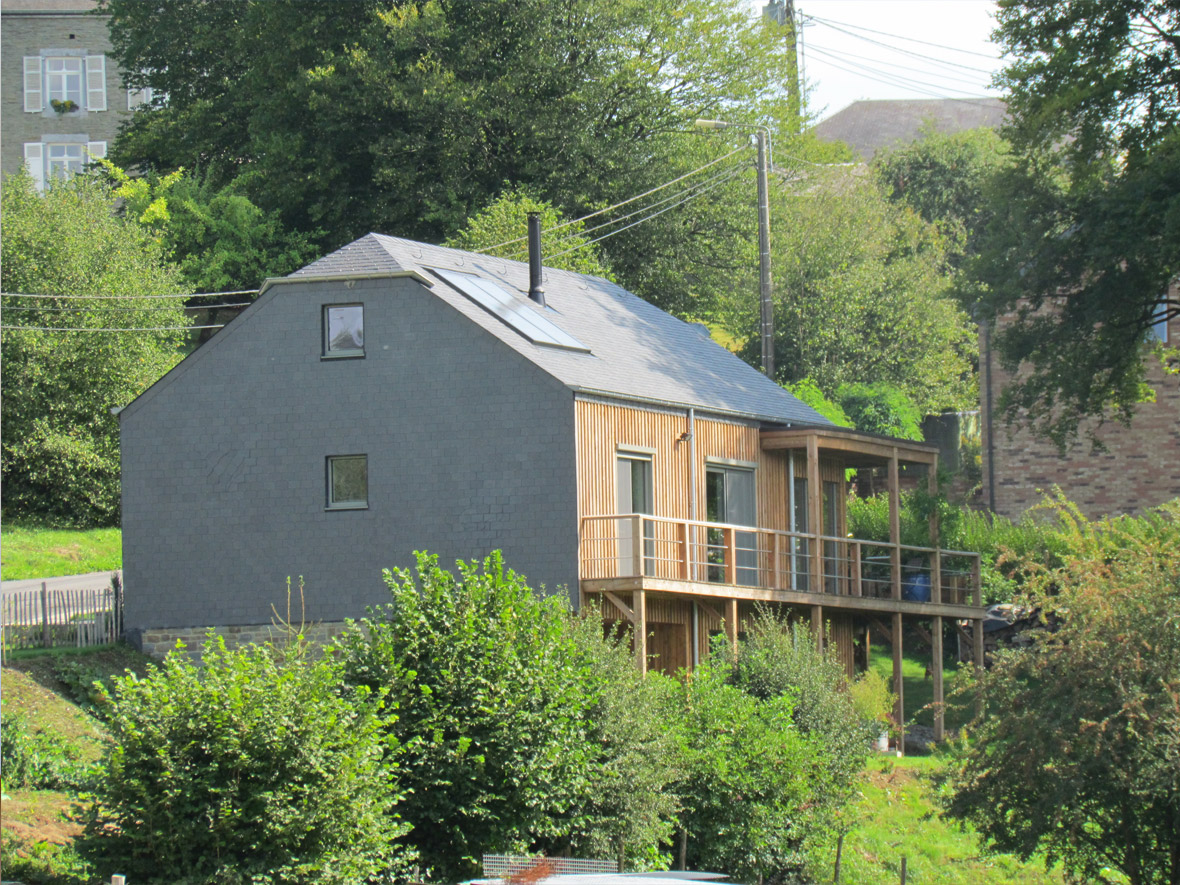 Maison design en dénivellation. Murs et terrasse en bois par Robinet.