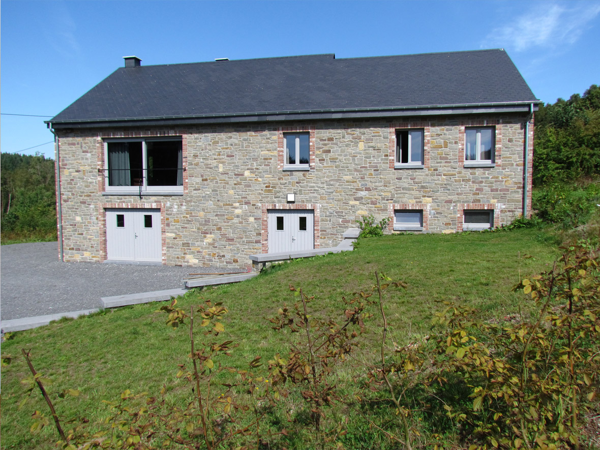 Nouvelle maison en pierre carrées. Châssis et portes par Robinet