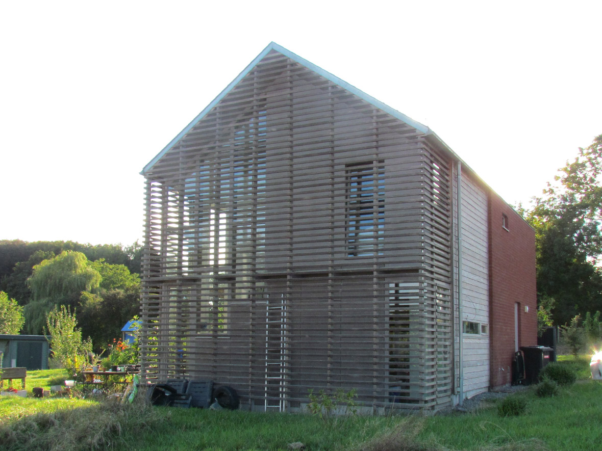 Nouvelle maison design. Murs en lattes de bois - Murs aérés.