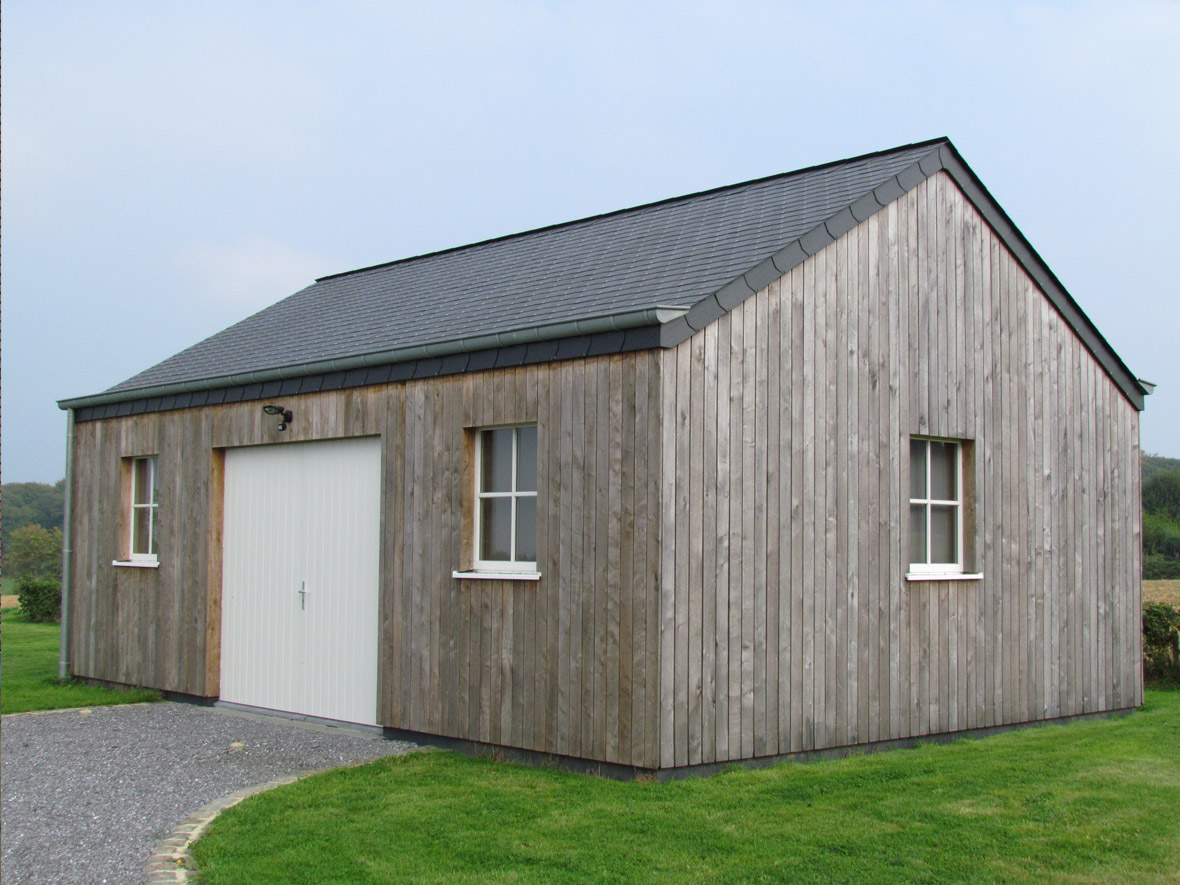 Grande garage de jardin entièrement en bois par Robinet